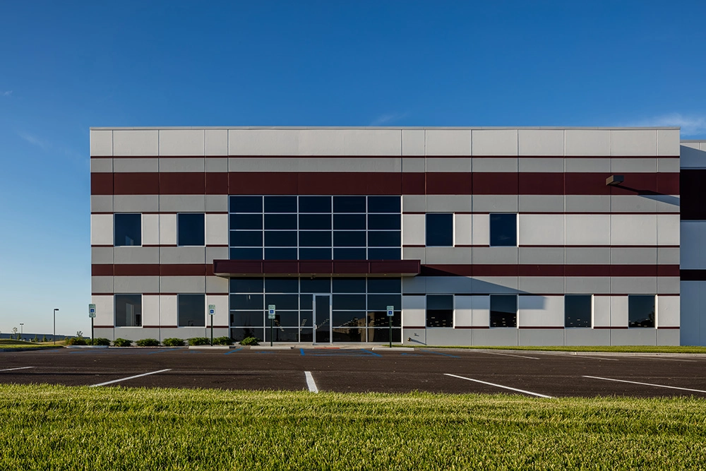 Spec industrial warehouse & distribution center in River Ridge Commerce Center